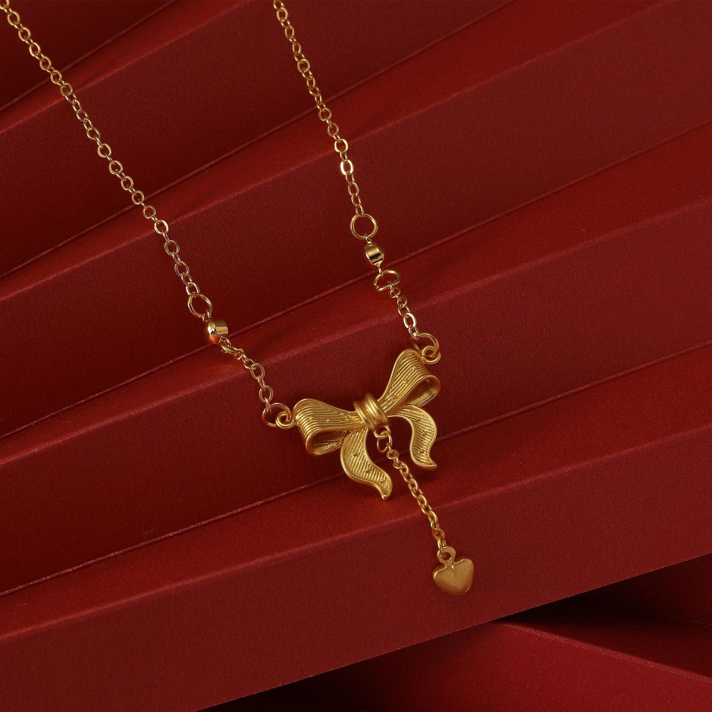 金色蝴蝶結流蘇項鍊－細節特寫1｜https://igowo.tw/