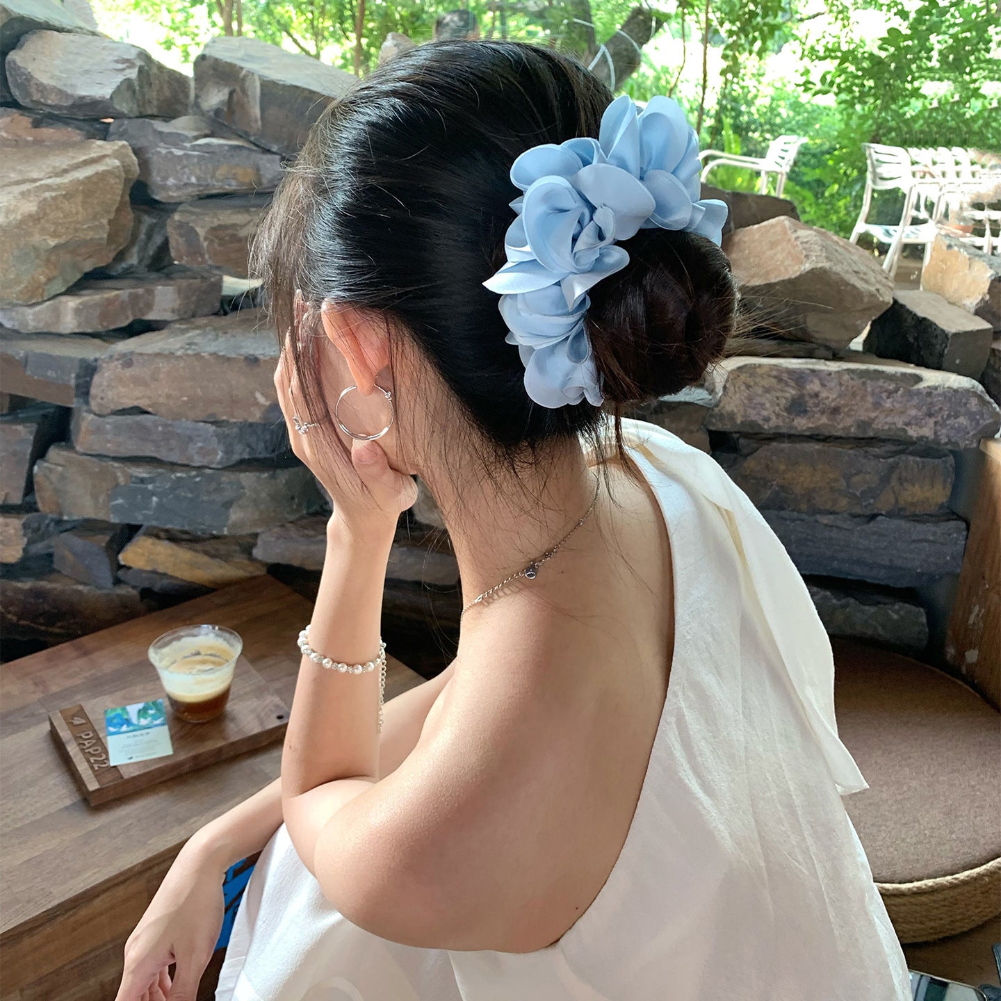 藍色花朵髮圈－黑色款細節｜https://igowo.tw/