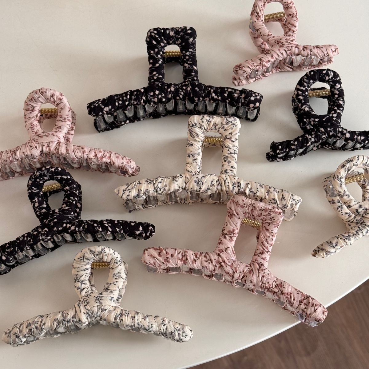 布面碎花交叉纏繞髮夾－第二視角實拍｜https://igowo.tw/