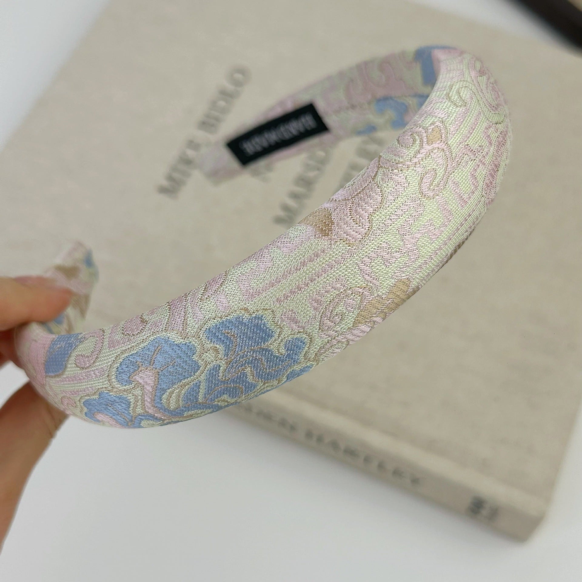 布面花朵刺繡復古髮箍－細節特寫9｜https://igowo.tw/