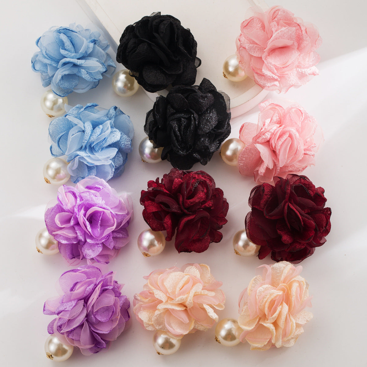 珍珠布面山茶花耳環－商品主圖｜https://igowo.tw/