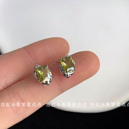鋯石銀針耳釘－商品主圖｜https://igowo.tw/
