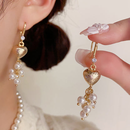 珍珠金屬愛心流蘇耳鉤－商品主圖｜https://igowo.tw/