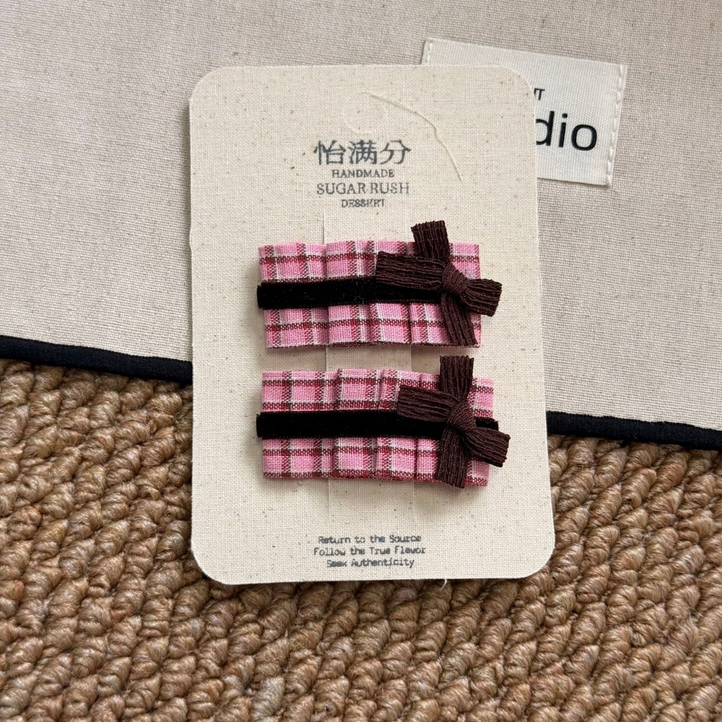 粉色格紋蝴蝶結髮夾－粉白對夾款細節｜https://igowo.tw/