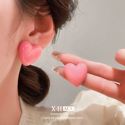 粉色鋯石愛心簡約耳環－細節特寫1｜https://igowo.tw/