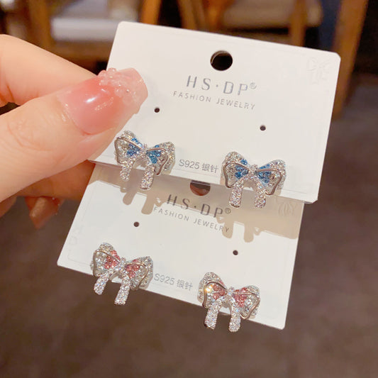鋯石蝴蝶結小巧耳釘－商品主圖｜https://igowo.tw/