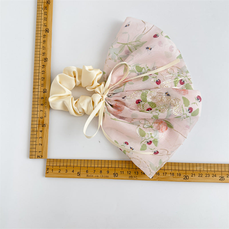 緞帶碎花刺繡髮圈－刺繡粉色飄帶款細節｜https://igowo.tw/