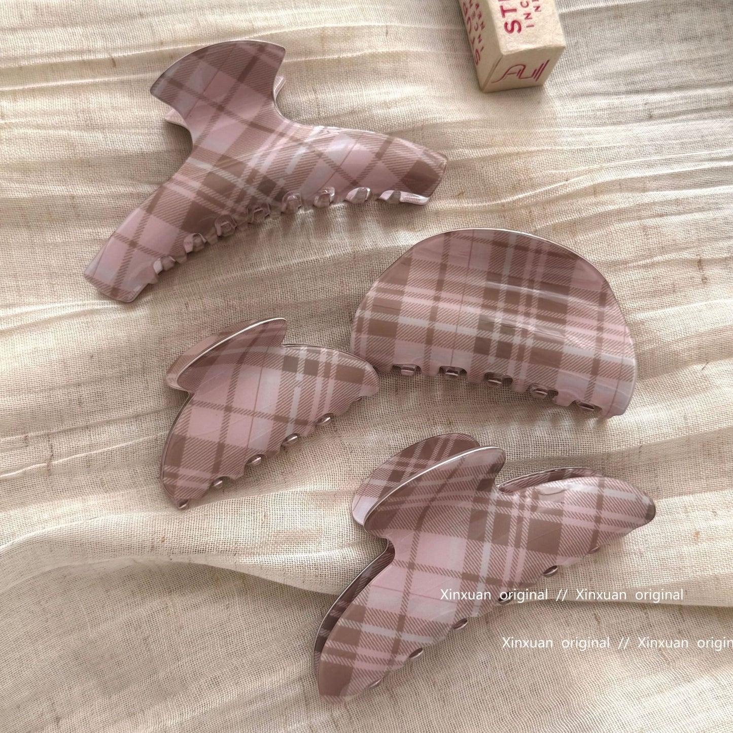 醋酸板材格紋鯊魚夾－大號元寶款實拍｜https://igowo.tw/