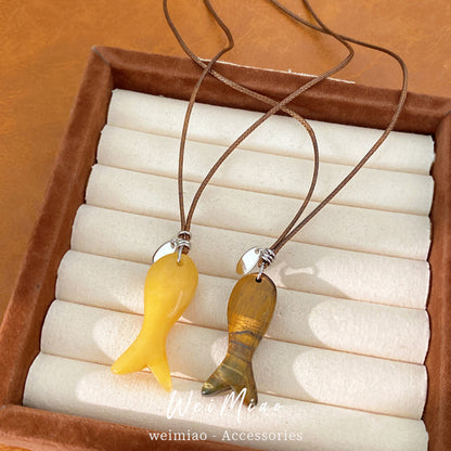 皮繩魚尾墜飾復古項鍊－項鍊-咖色款實拍｜https://igowo.tw/