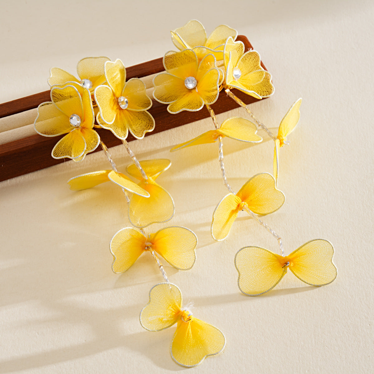 布面蝴蝶結流蘇耳釘－細節特寫46｜https://igowo.tw/