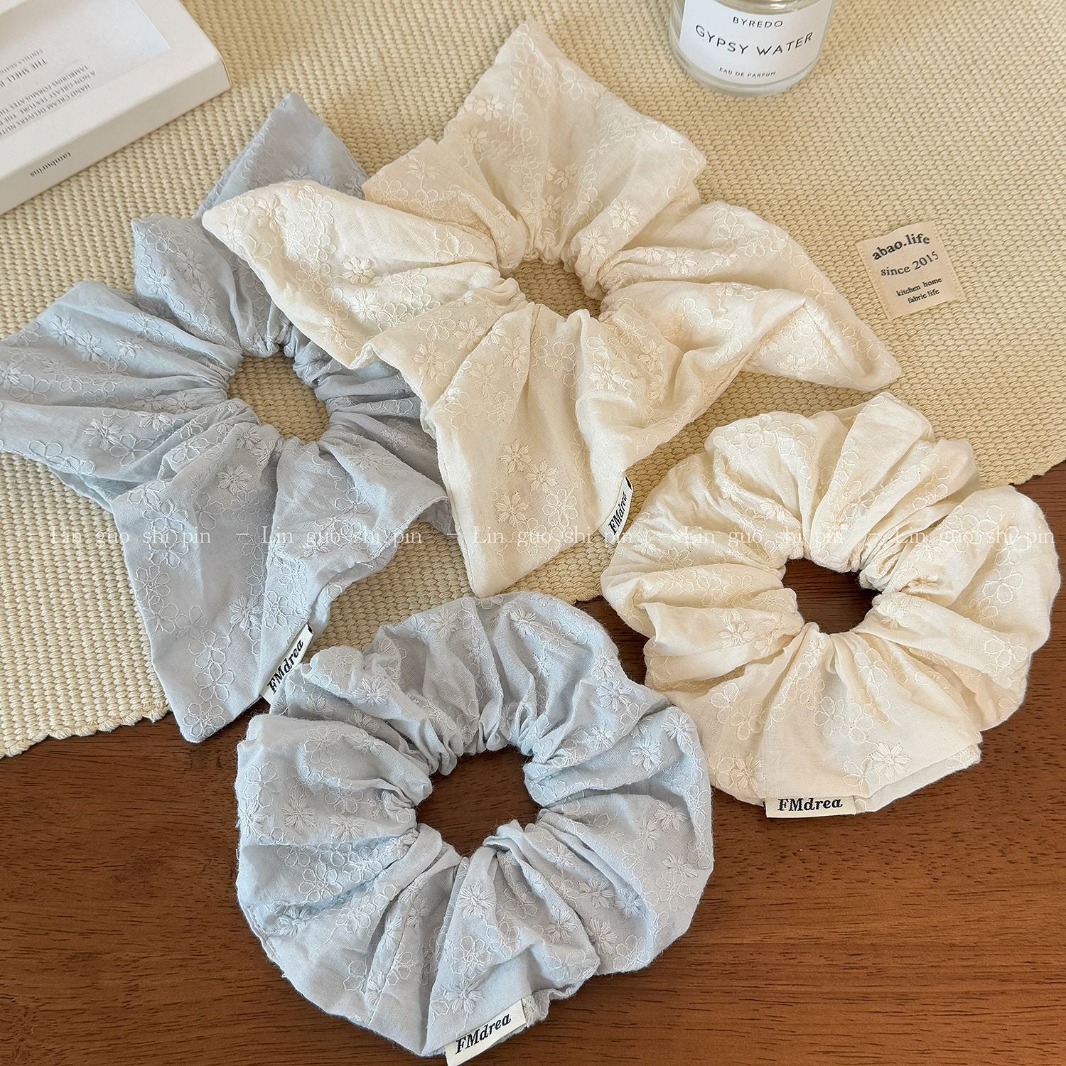 布面大腸圈刺繡髮圈－商品主圖｜https://igowo.tw/