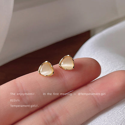 貓眼石三角形小巧耳釘－商品主圖｜https://igowo.tw/