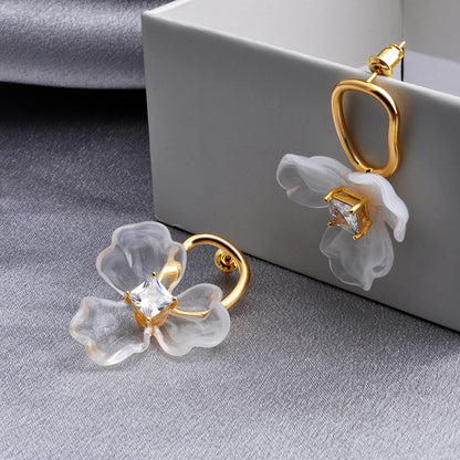 白色花朵簡約耳墜－商品主圖｜https://igowo.tw/