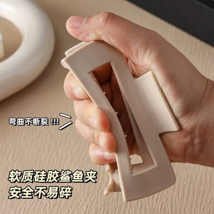 簡約經典鯊魚夾－咖款細節｜https://igowo.tw/