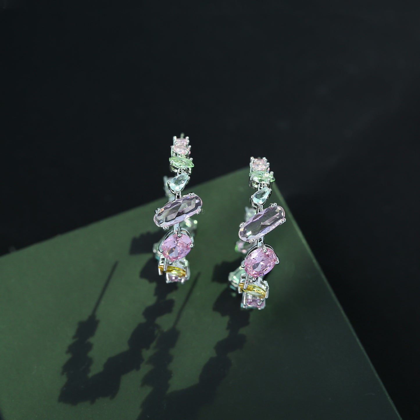 S925彩色鋯石不規則耳環－商品主圖｜https://igowo.tw/