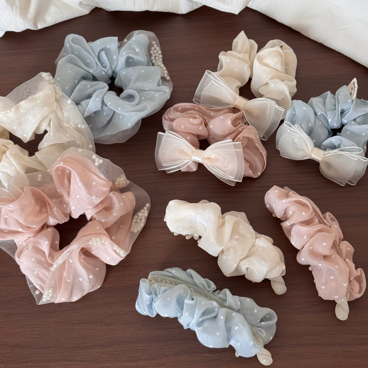 珍珠布面愛心波點髮圈－細節特寫2｜https://igowo.tw/