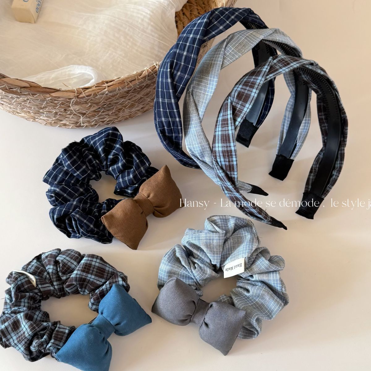 布面蝴蝶結格紋髮圈－商品主圖｜https://igowo.tw/