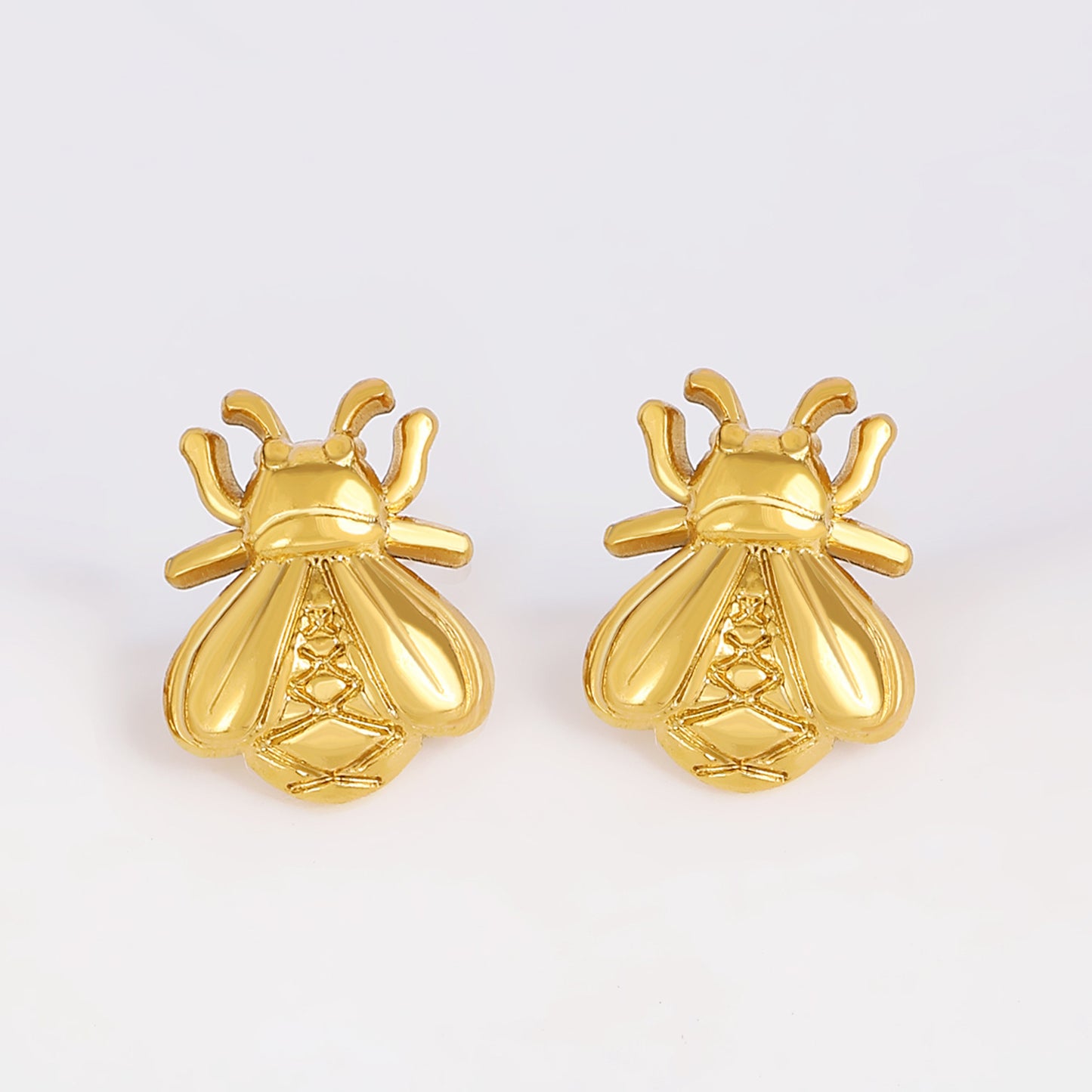 金色不鏽鋼蜜蜂耳釘－細節特寫2｜https://igowo.tw/