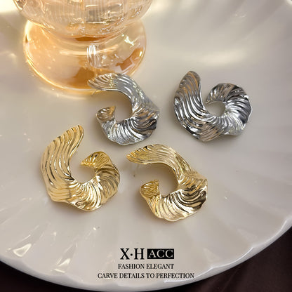 金屬花朵誇張耳環－商品主圖｜https://igowo.tw/