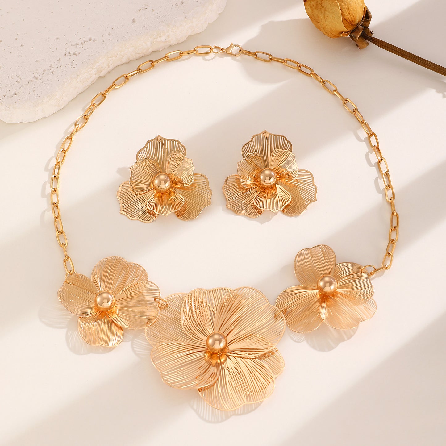 金色鋯石花朵精雕項鍊－細節特寫1｜https://igowo.tw/