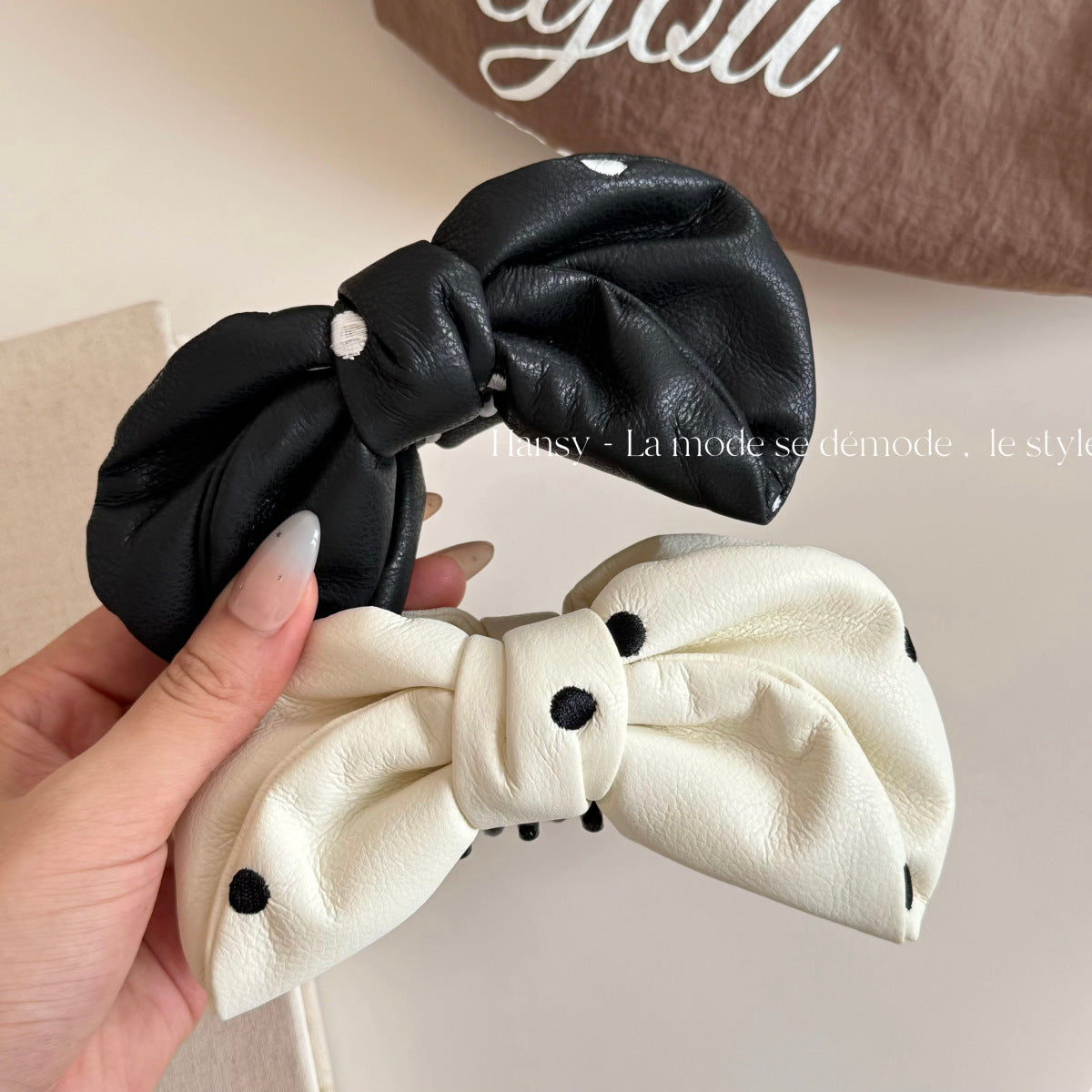 皮革波點蝴蝶結髮夾－商品主圖｜https://igowo.tw/