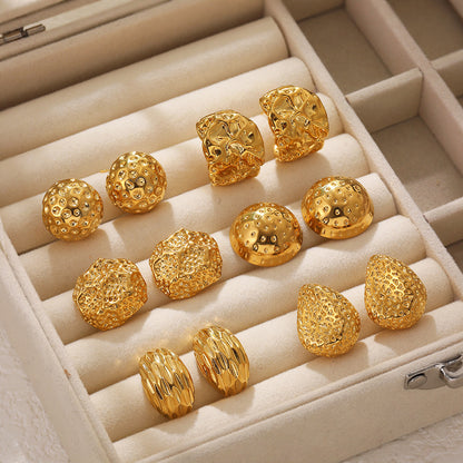 金色碎銀水滴誇張耳釘－商品主圖｜https://igowo.tw/
