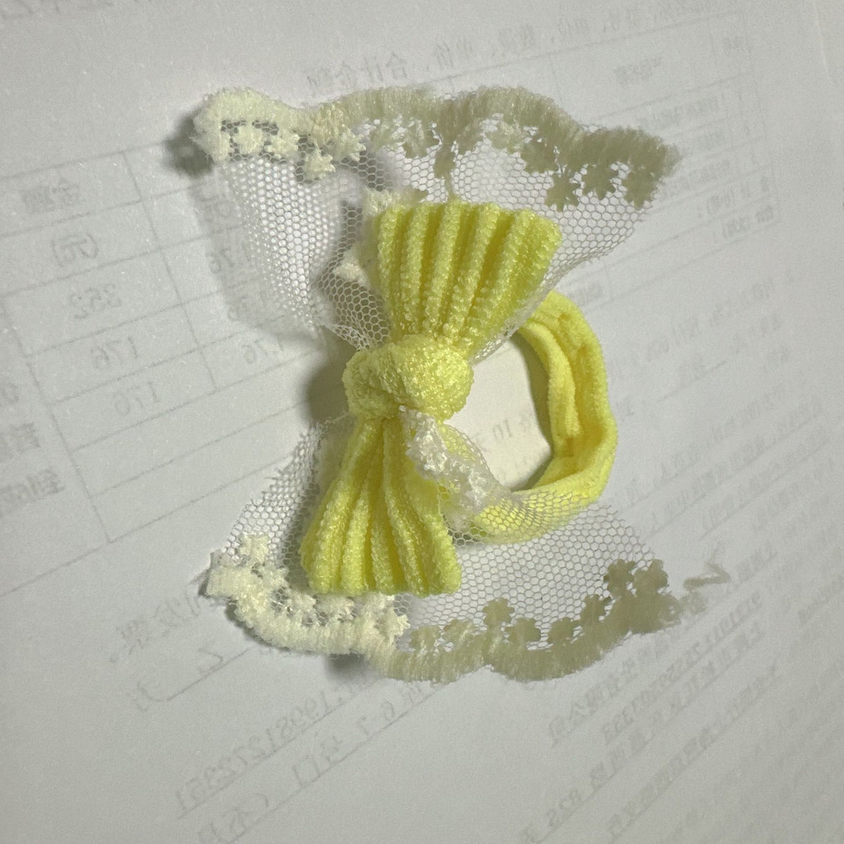 蕾絲蝴蝶結髮圈－黃色款細節4｜https://igowo.tw/