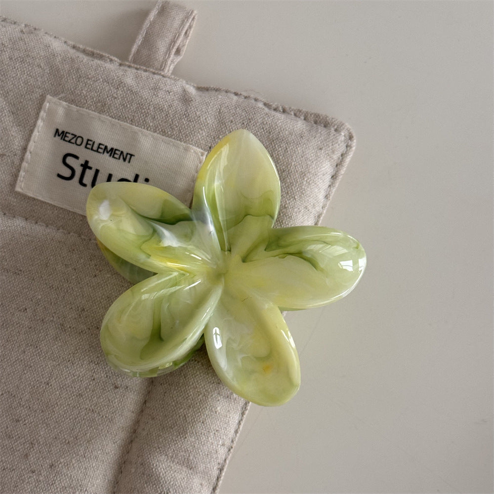 繽紛花朵鯊魚夾－灰色暈染雞蛋花款細節｜https://igowo.tw/