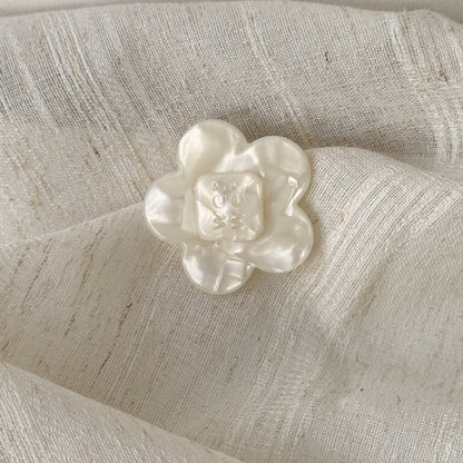 蝴蝶結字母髮夾－小號米白花朵款細節｜https://igowo.tw/