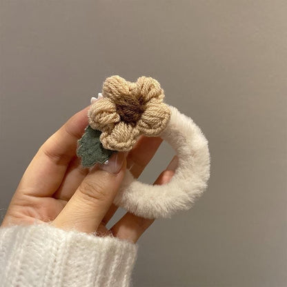 絨面花朵髮圈－軍綠花朵款細節2｜https://igowo.tw/