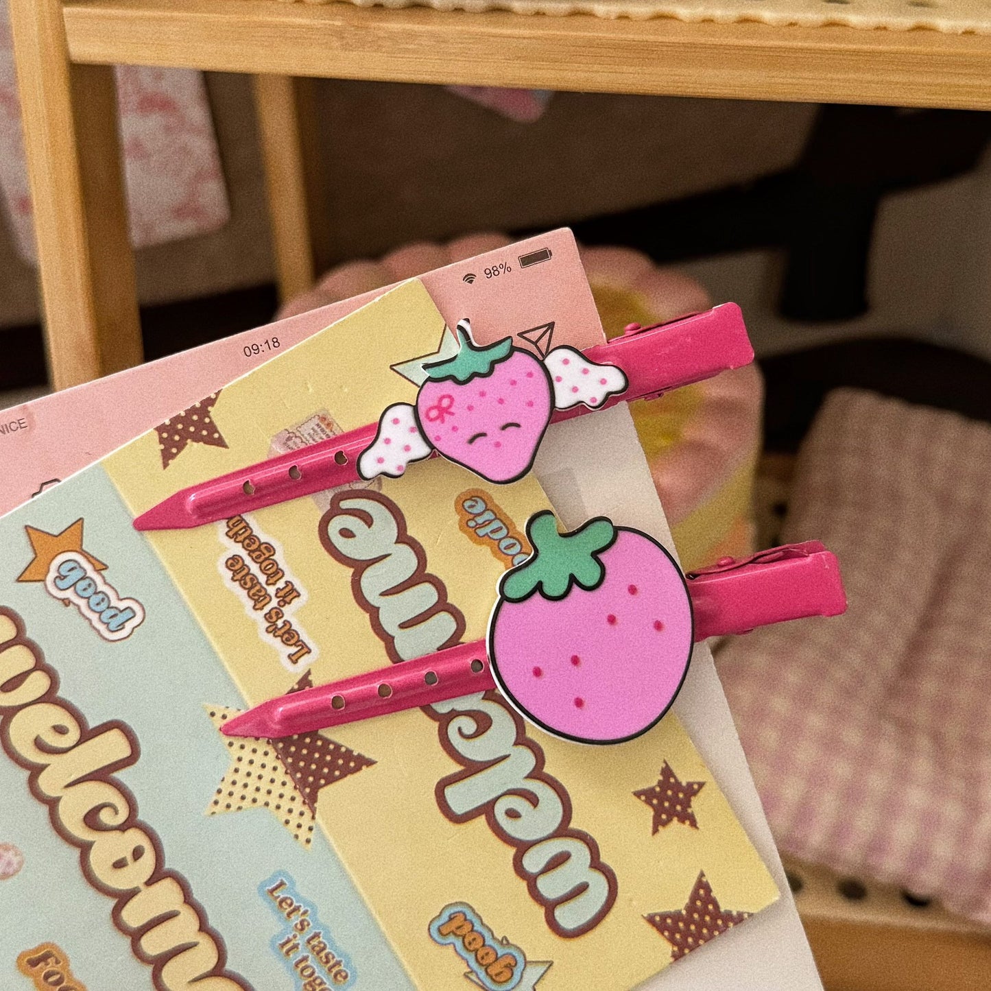 紅色草莓翅膀髮夾－商品主圖｜https://igowo.tw/