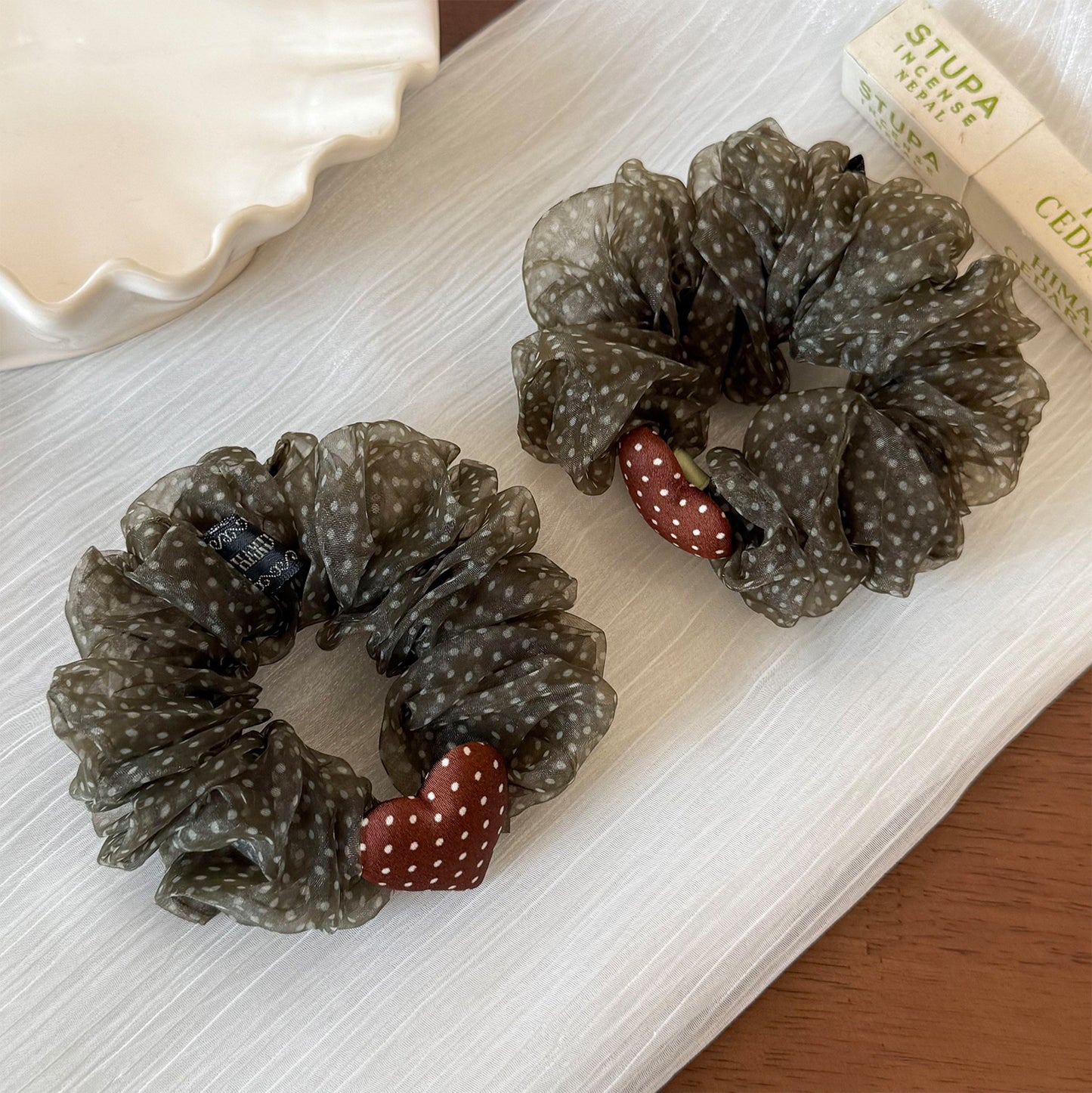 綠色網紗波點愛心髮圈－商品主圖｜https://igowo.tw/