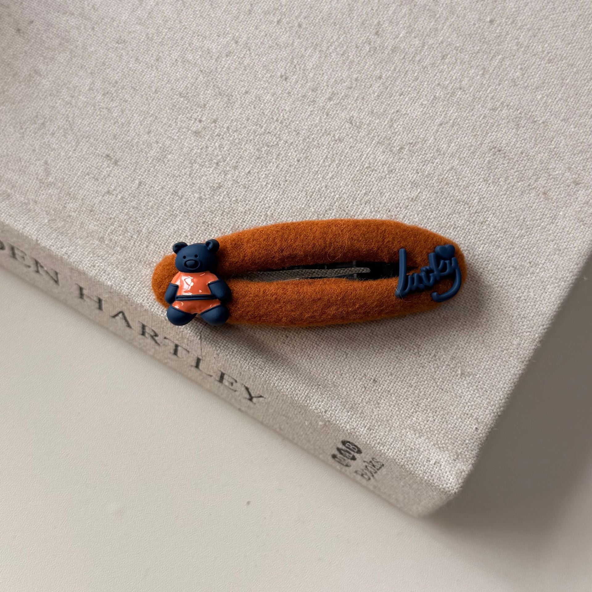 布面格紋大腸圈髮圈－藍色愛心髮箍款細節｜https://igowo.tw/