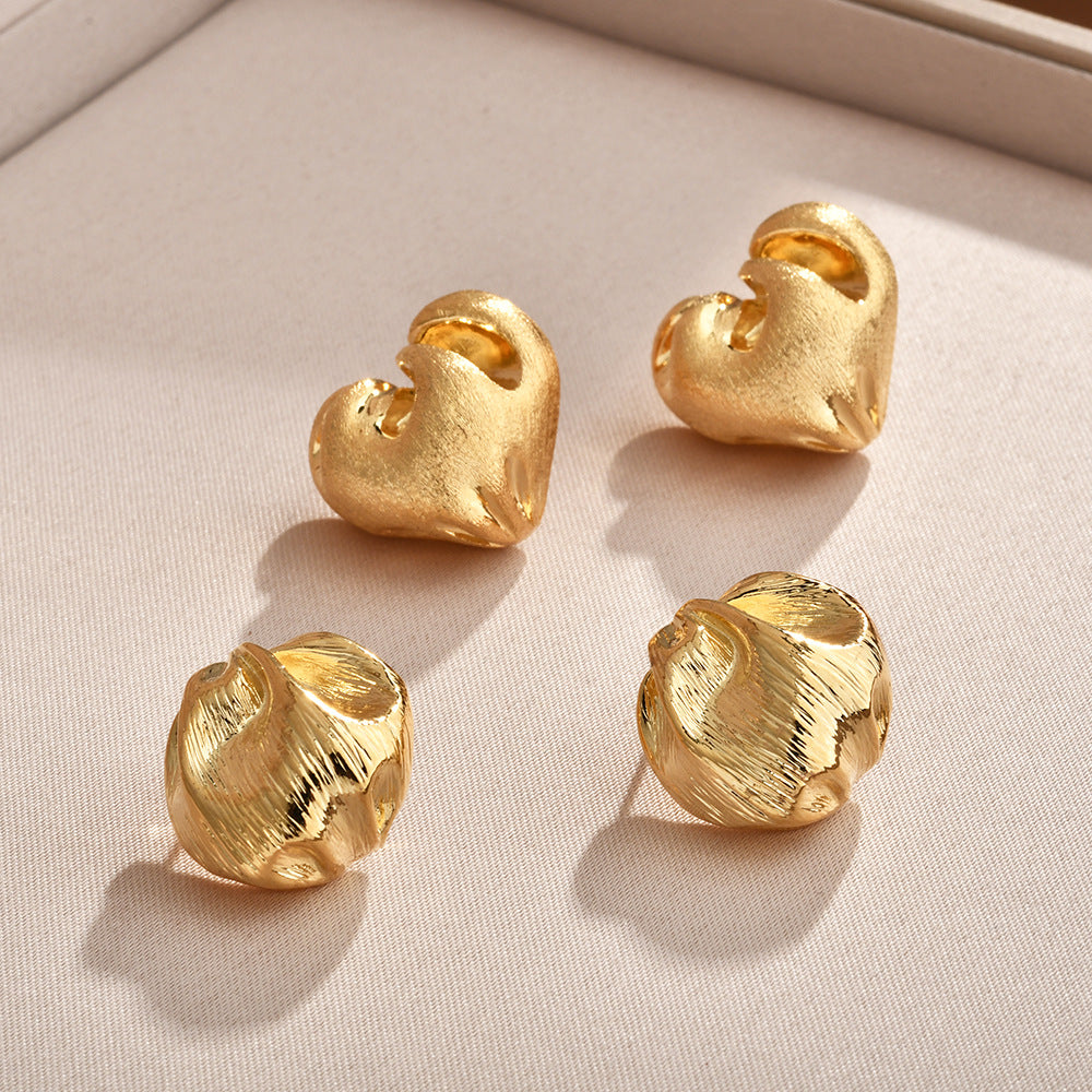金屬愛心拉絲復古耳釘－商品主圖｜https://igowo.tw/