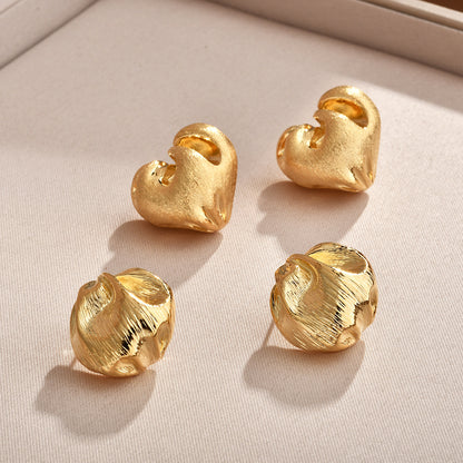 金屬愛心拉絲復古耳釘－商品主圖｜https://igowo.tw/