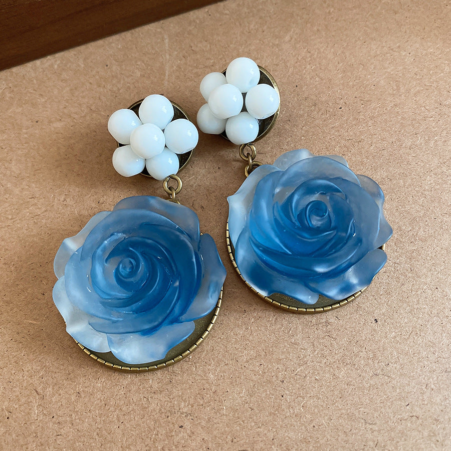 藍色樹脂花朵誇張耳環－細節特寫29｜https://igowo.tw/