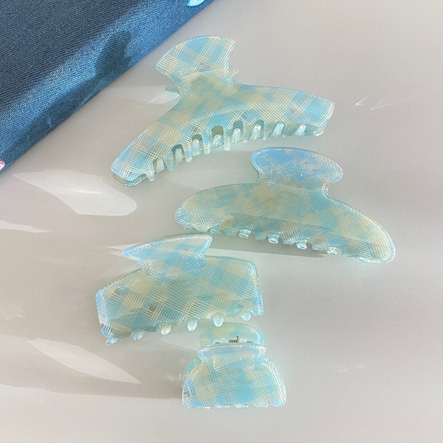藍色格紋簡約鯊魚夾－商品主圖｜https://igowo.tw/