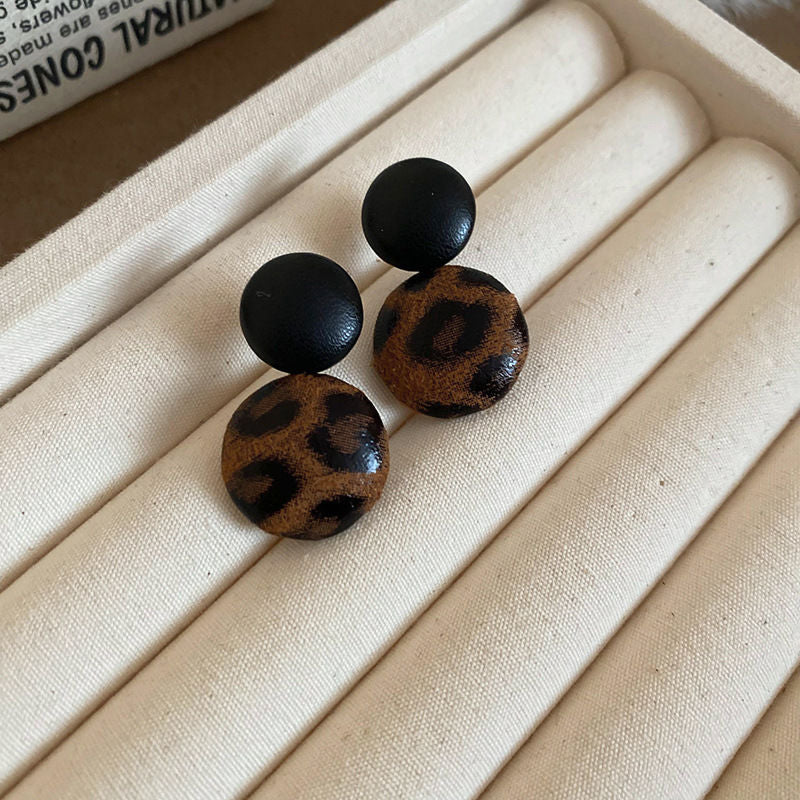 棕色銀針豹紋復古耳釘－細節特寫60｜https://igowo.tw/