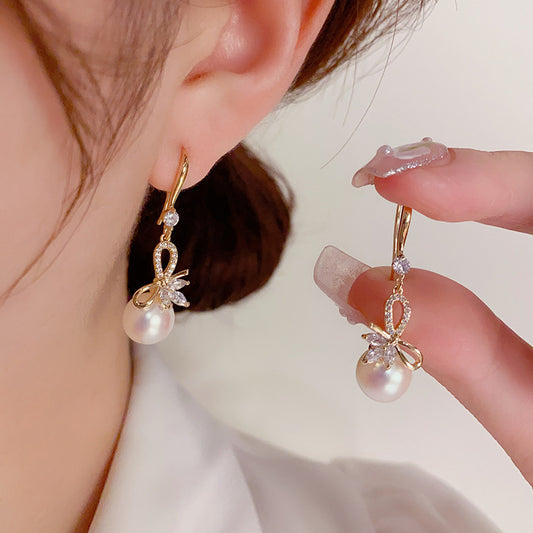 珍珠鋯石蝴蝶結耳鉤－商品主圖｜https://igowo.tw/
