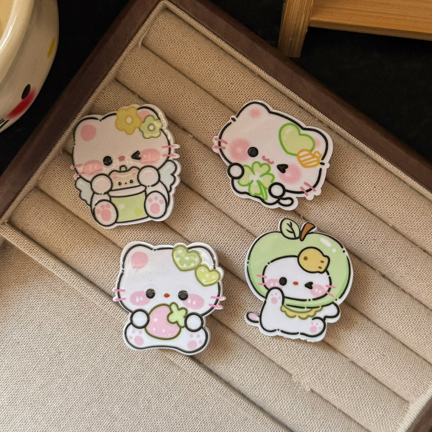 綠色蘋果貓咪髮夾－草貓咪髮夾款細節1｜https://igowo.tw/