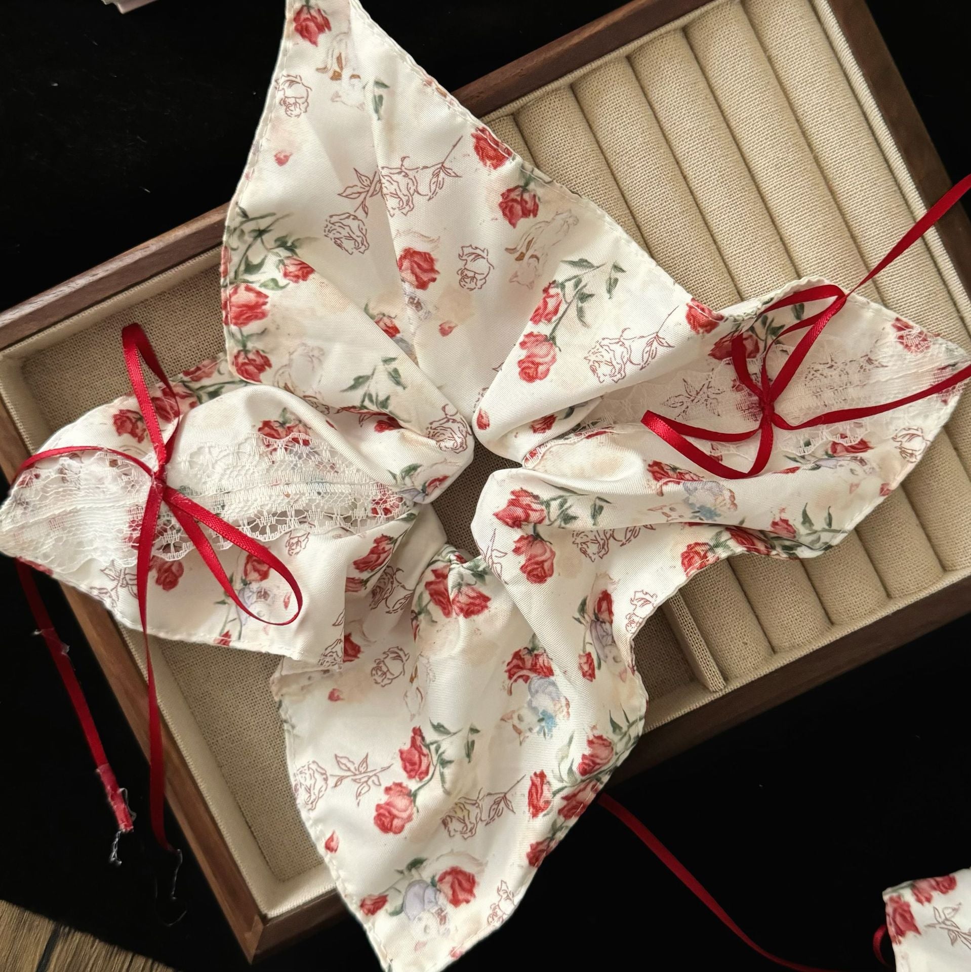 紅色蝴蝶結簡約髮圈－商品主圖｜https://igowo.tw/