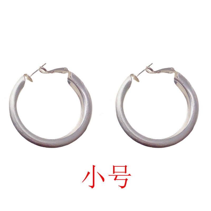 金屬圓圈誇張耳環