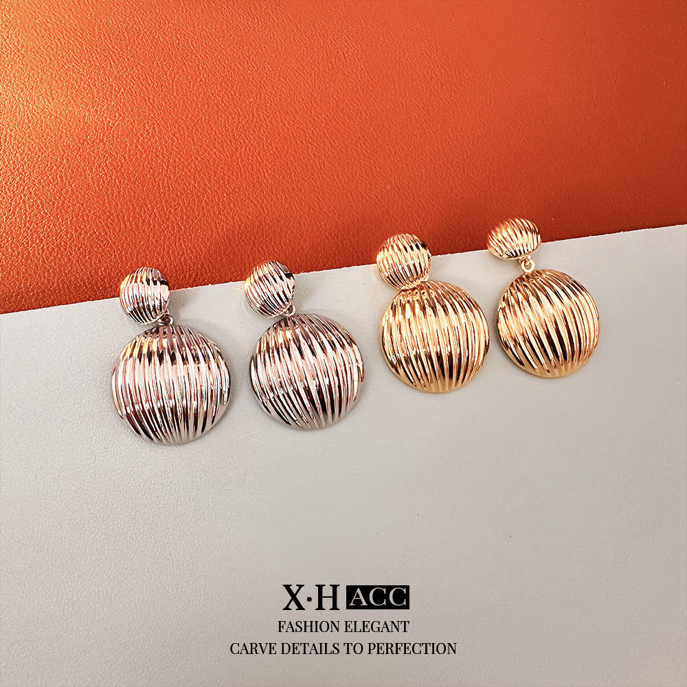 圓珠誇張耳環－銀色-愛心款細節1｜https://igowo.tw/