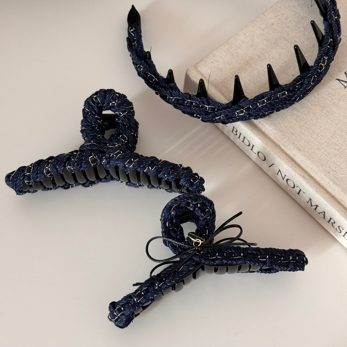 鏈條纏繞簡約鯊魚夾－藏青鏈條髮箍款細節｜https://igowo.tw/