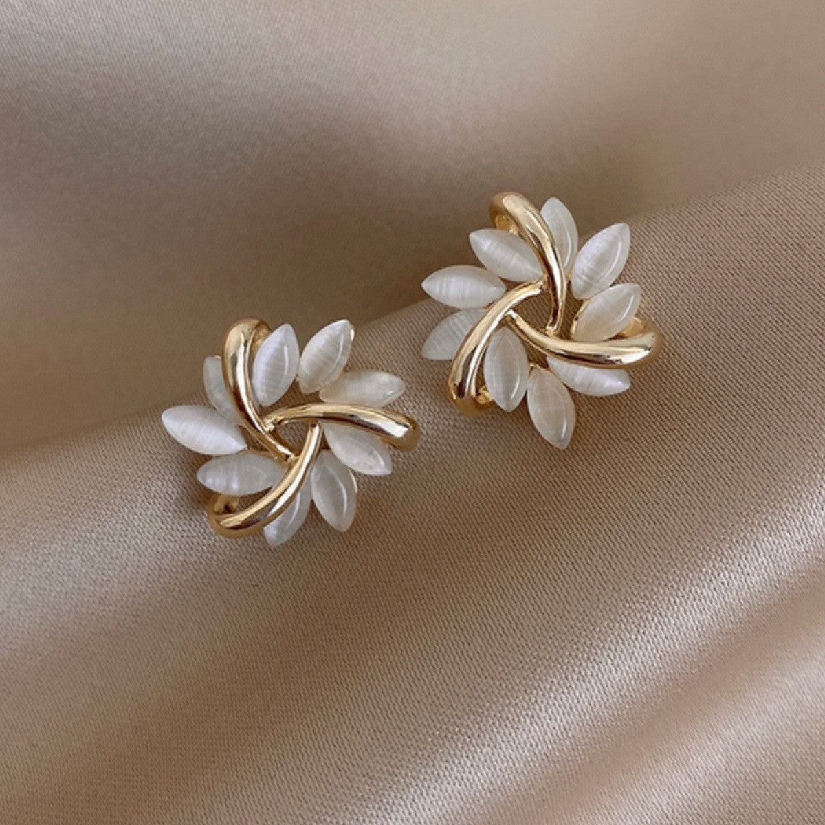 貓眼石太陽花簡約耳釘－商品主圖｜https://igowo.tw/