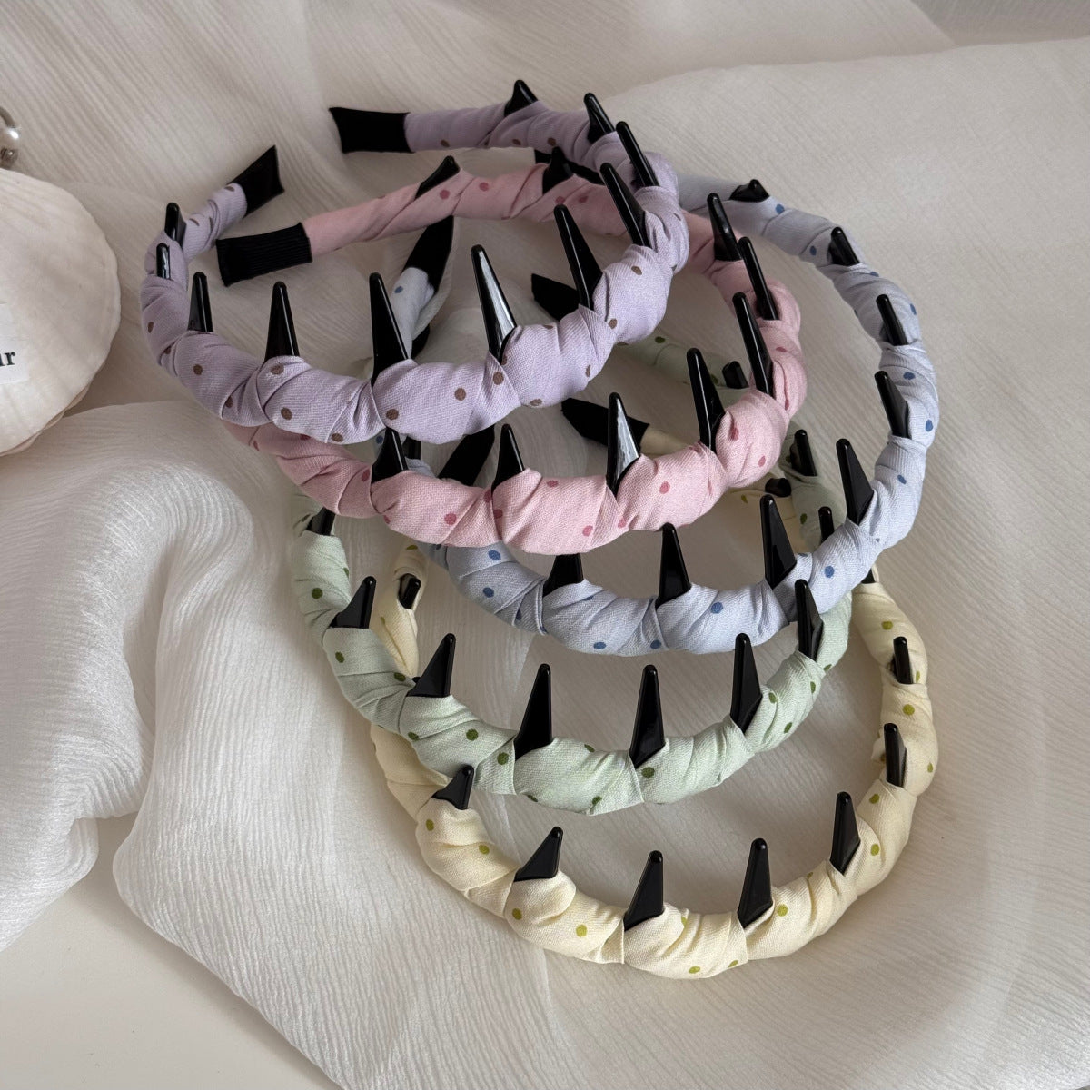 彩色布面波點簡約髮箍－細節特寫1｜https://igowo.tw/
