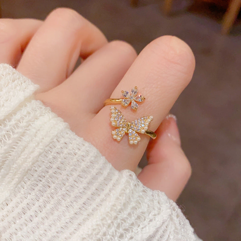 珍珠蝴蝶花朵鑲鑽戒指－第二視角實拍｜https://igowo.tw/