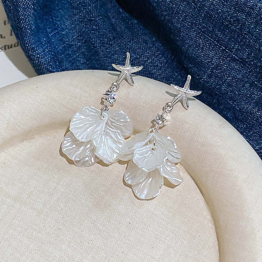 白色樹脂花朵簡約耳釘－17#銀針-金色款細節16｜https://igowo.tw/