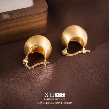 金色愛心拉絲簡約耳釘－細節特寫53｜https://igowo.tw/