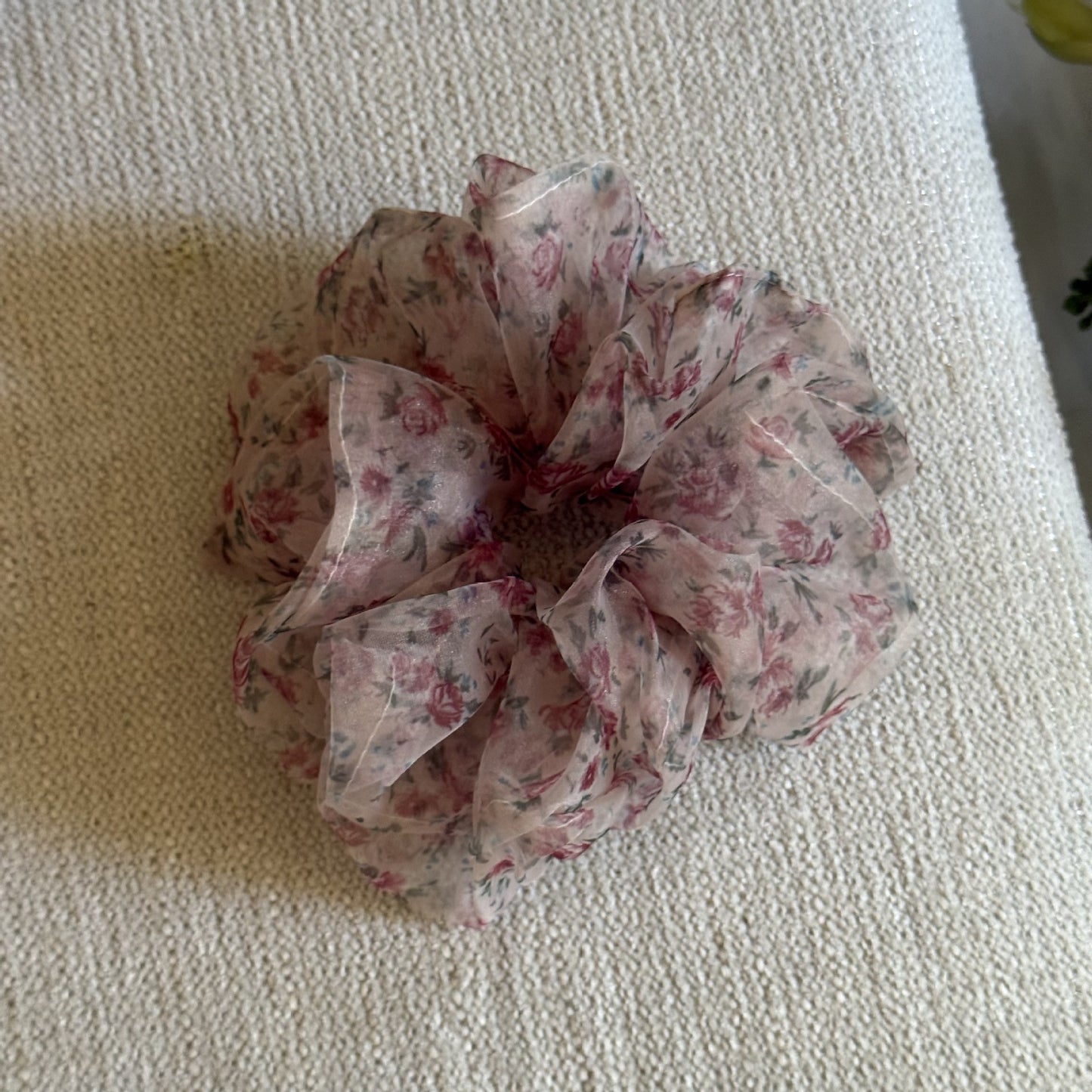 網紗碎花復古髮圈－黑色碎花香蕉夾款細節｜https://igowo.tw/